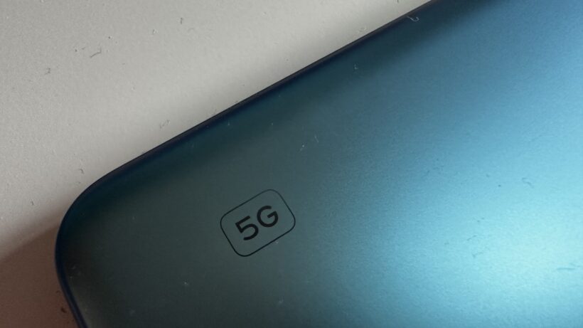 Крупный план смартфона Poco X5 5G с логотипом 5G.