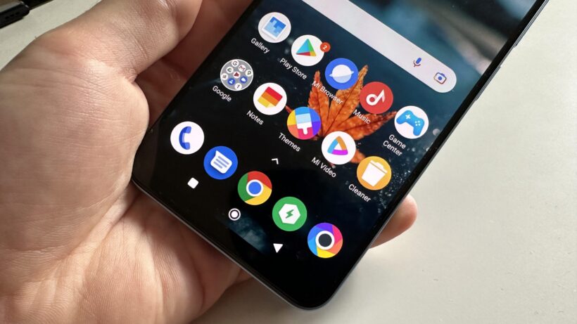 Рука, держащая смартфон Poco X5 5G, на экране которого отображается главный экран с приложениями.