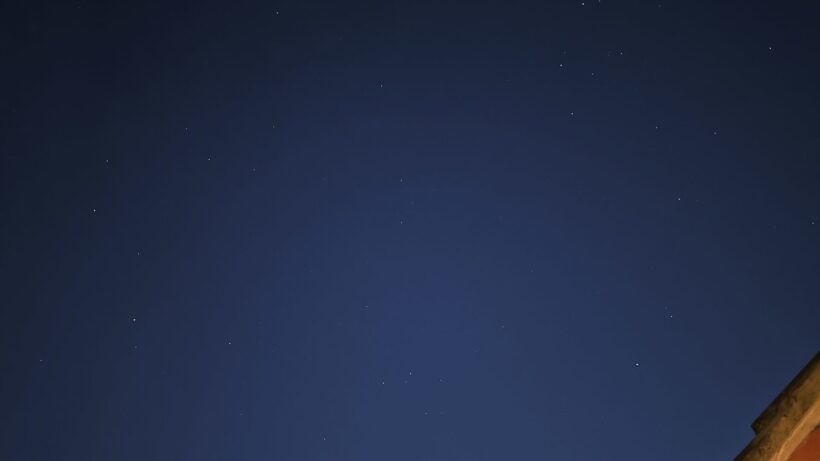 Фотография ночного неба, демонстрирующая возможности камеры Vivo X90 Pro.