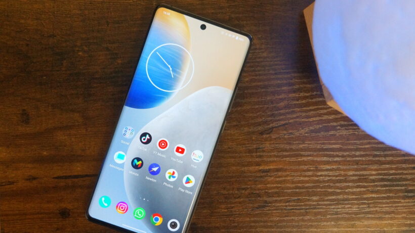 Смартфон Vivo X90 Pro, представленный на деревянной поверхности.