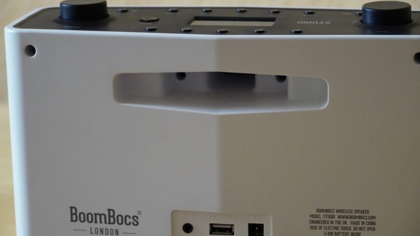 Панель управления BoomBocs Studio на задней панели
