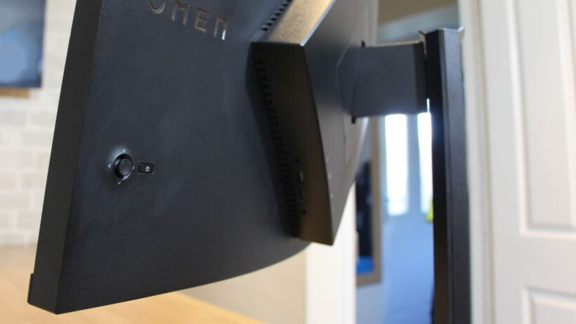 Задняя часть монитора HP Omen 27c с джойстиком