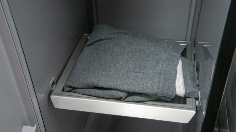 Свитер Samsung Bespoke AirDresser на полке
