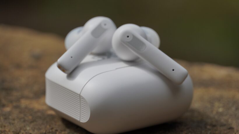 Наушники AXS Audio Earbuds на крышке чехла