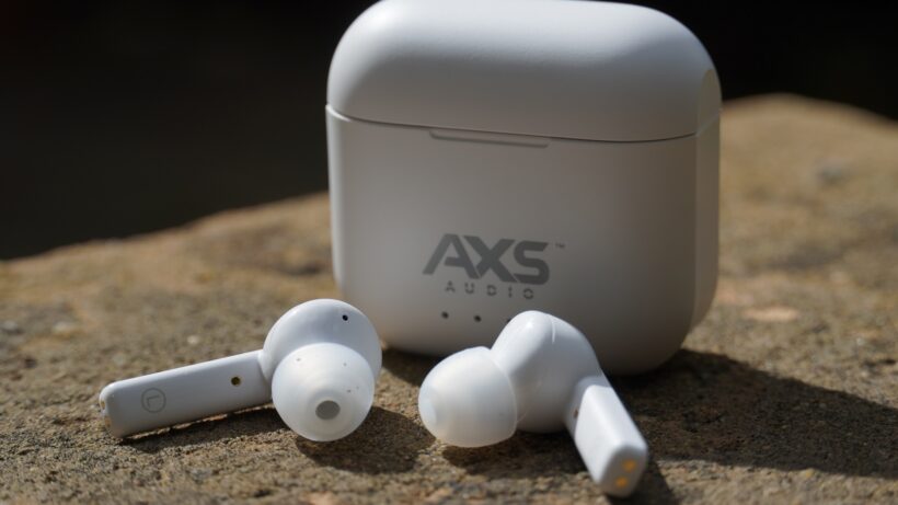 Наушники AXS Audio перед футляром