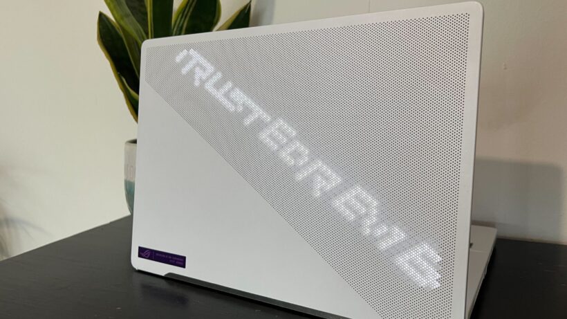 Asus ROG Zephyrus G14 (2022) с логотипом Trusted на крышке