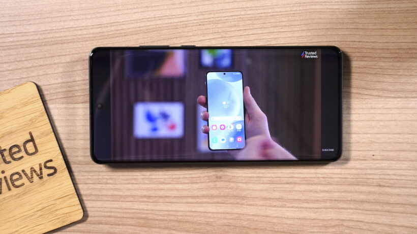 YouTube на OnePlus 12. Смартфон OnePlus лежит на столе, на экране отображается главный экран.