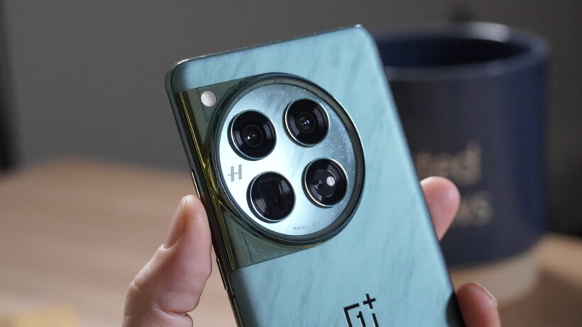 Конфигурация задней камеры OnePlus 12. Смартфон OnePlus 12 с тройной камерой в руке.