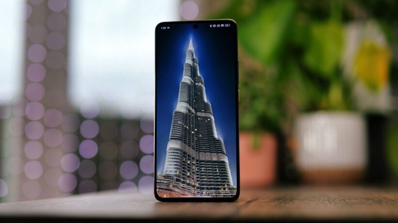 Дисплей Poco X6 Pro. Смартфон Poco X6 Pro с обоями «Небоскребы».