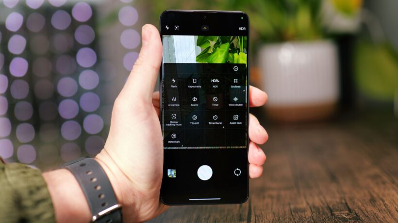 Интерфейс камеры на Poco X6 Pro. Рука, держащая Poco X6 Pro, на которой виден интерфейс камеры.