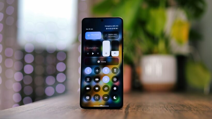 Панель уведомлений на смартфоне Poco X6 Pro, на экране которого отображается центр управления.