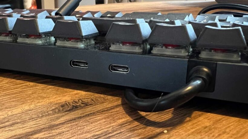 Задняя панель клавиатуры Das Keyboard MacTigr с двумя портами USB-C.