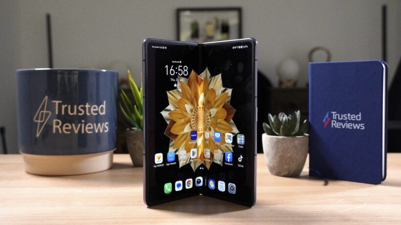 Honor Magic V2, частично разложенный на столе