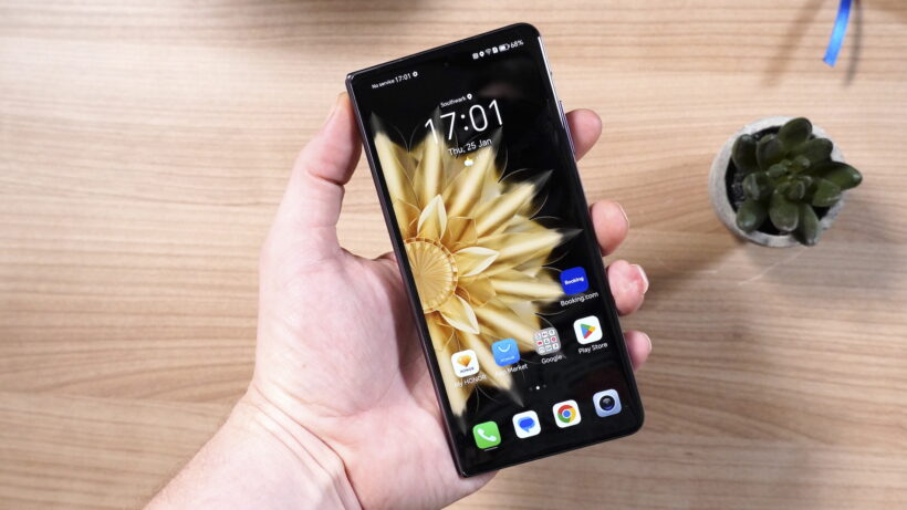 Honor Magic V5 в руке, дисплей включен
