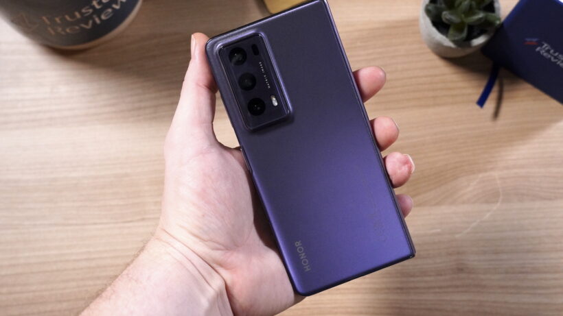Honor Magic V5 в руке, вид сзади