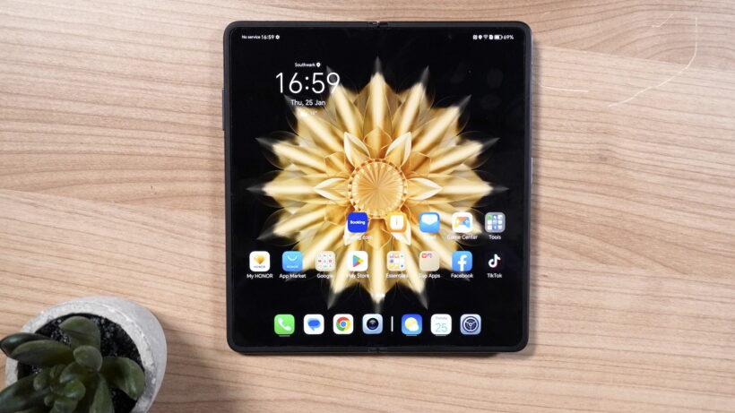 Honor Magic V2 в разложенном виде на столе