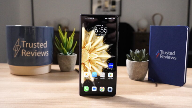 Honor Magic V2 на столе, экран включен
