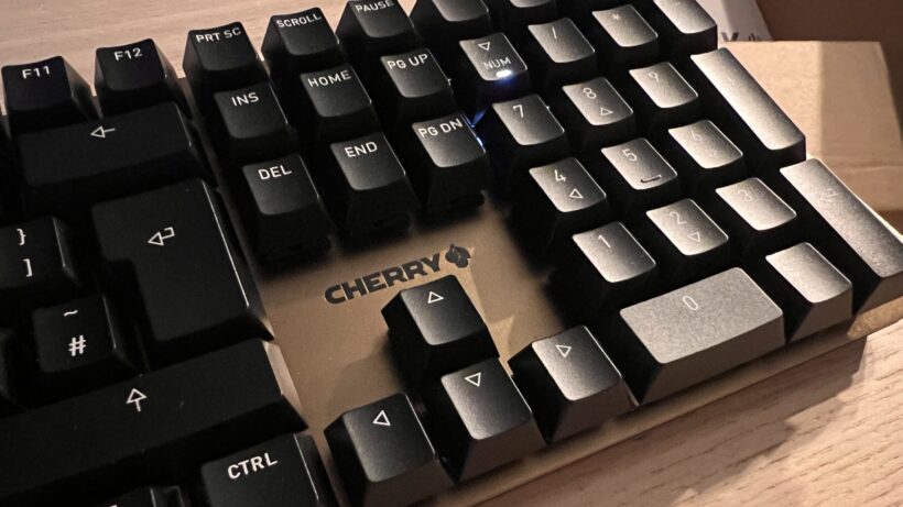 Логотип Cherry KC 200 MX. Крупный план механической клавиатуры Cherry KC 200 MX на столе.