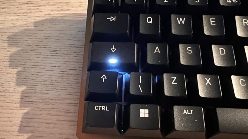 Cherry KC 200 MX — левая сторона. Крупный план механической клавиатуры Cherry MX 2000 с подсветкой клавиш.