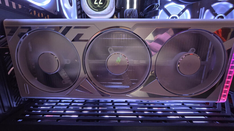 Nvidia GeForce RTX 4080 Super в ПК. Видеокарта Nvidia GeForce RTX 4080 Super, установленная в ПК.