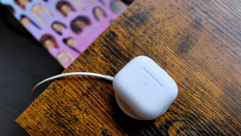 AirPods 3 на зарядном устройстве MagSafe