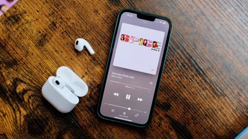 Фотография AirPods с передней стороны