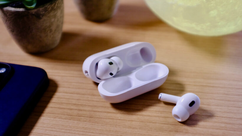 Один AirPods Pro 2 из зарядного чехла