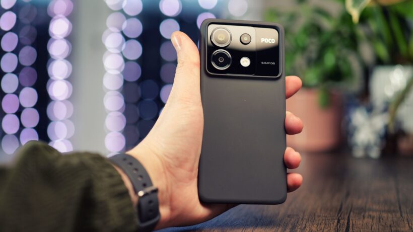 Poco X6 в чехле. Смартфон Poco X6 в руке с крупным планом камеры.