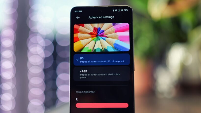 Настройки дисплея Poco X6. Смартфон с настройками отображения цветов на фоне с эффектом «боке».