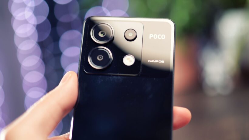 Задние камеры Poco X6. Смартфон Poco X6 в руке, на котором видны объективы камер.