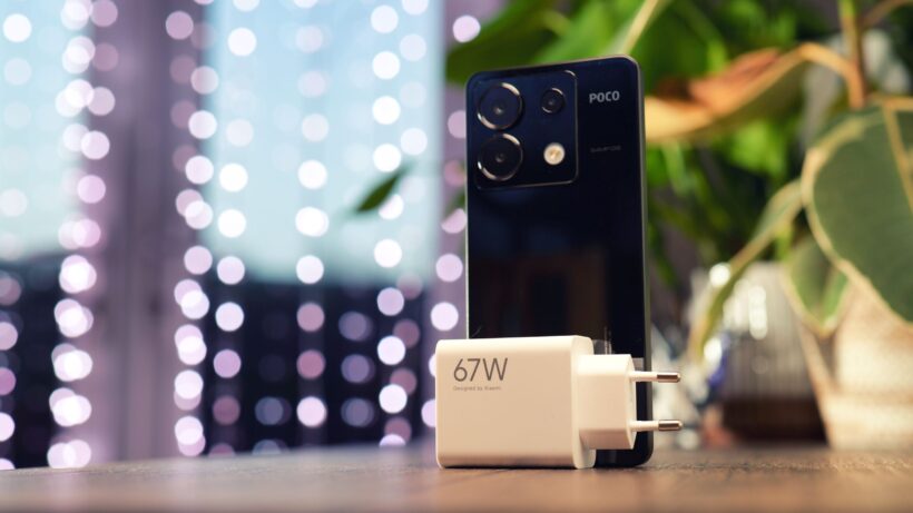 Poco X6 и зарядное устройство на 67 Вт. Смартфон Poco X6 с зарядным устройством на 67 Вт, фон с эффектом «боке».
