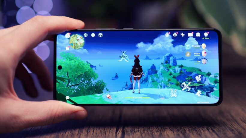 Игры на Poco X6. Рука, держащая смартфон Poco X6, на экране которого отображается игровой графический рисунок.