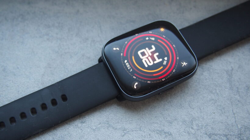 Передний экран Amazfit Active. Смарт-часы Amazfit с индикатором пульса на ремешке.