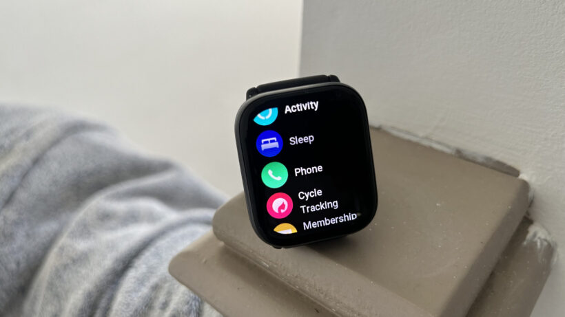 Меню программного обеспечения Amazfit Active. Смарт-часы Amazfit с отображаемым на запястье меню активности.