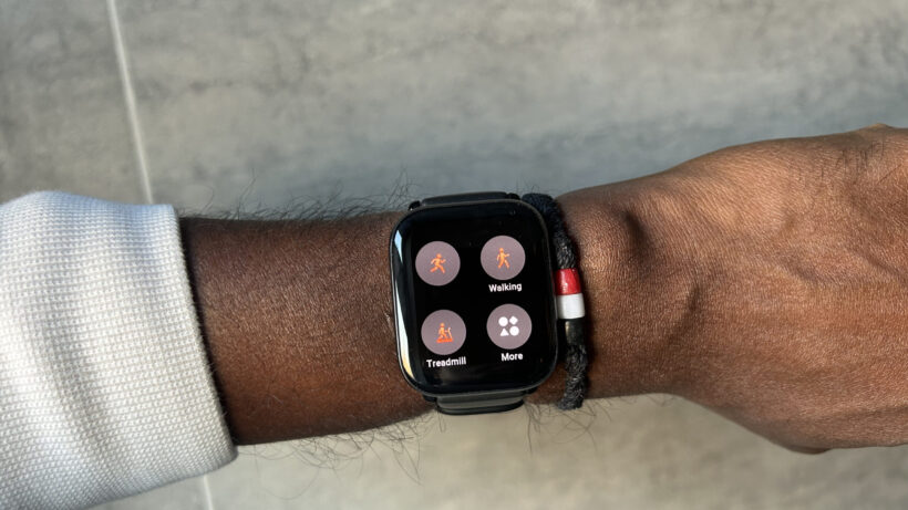Спортивные функции Amazfit Active. Человек в смарт-часах Amazfit, демонстрирующий варианты активности.