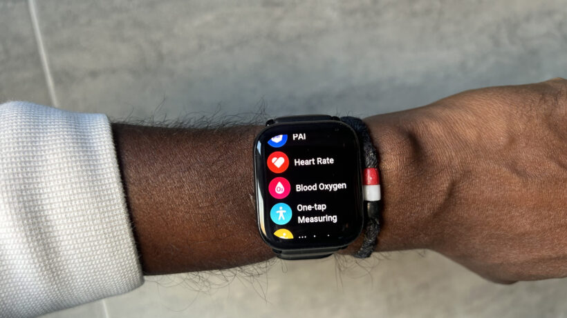 Функции измерения пульса в Amazfit Active. Человек в часах Amazfit, на экране которых отображаются показатели здоровья.