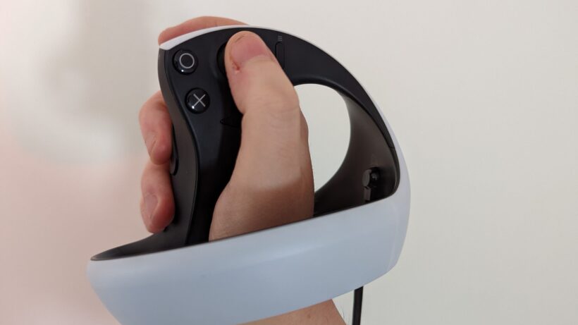 Наш обозреватель с контроллером PlayStation VR 2 в руках