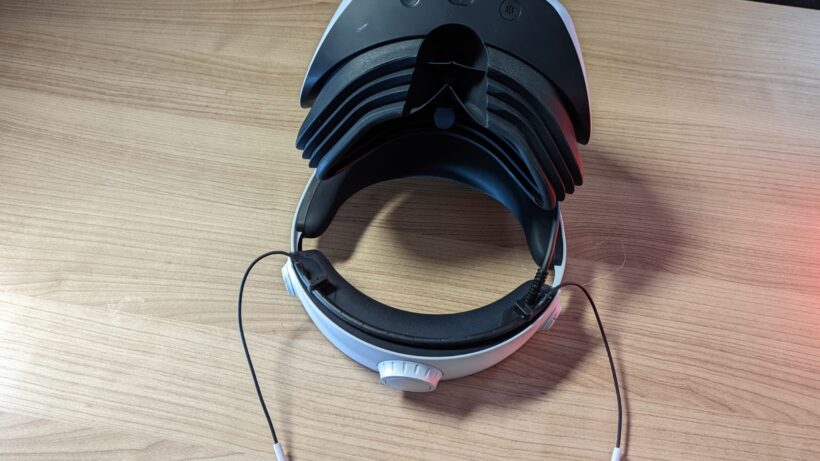 Наушники из комплекта поставки, присоединенные к гарнитуре PlayStation VR 2