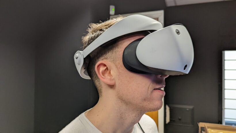 Наш сотрудник в очках PlayStation VR 2