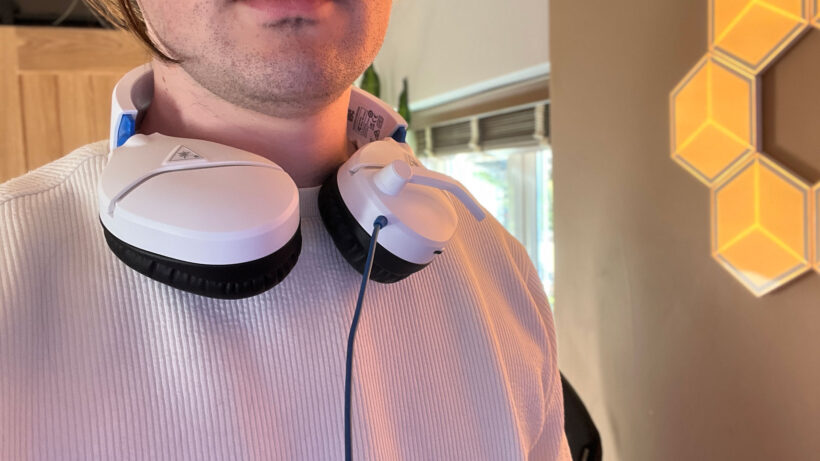 Turtle Beach Recon 70P на шее.