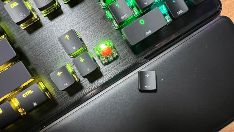 Светодиод на клавише Roccat Vulcan II.
