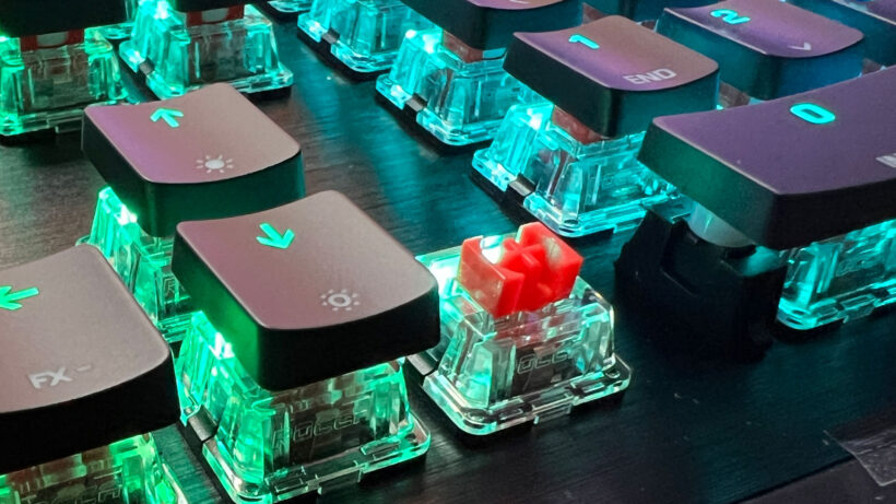 Видимый переключатель Linear Red на клавиатуре Roccat Vulcan II.
