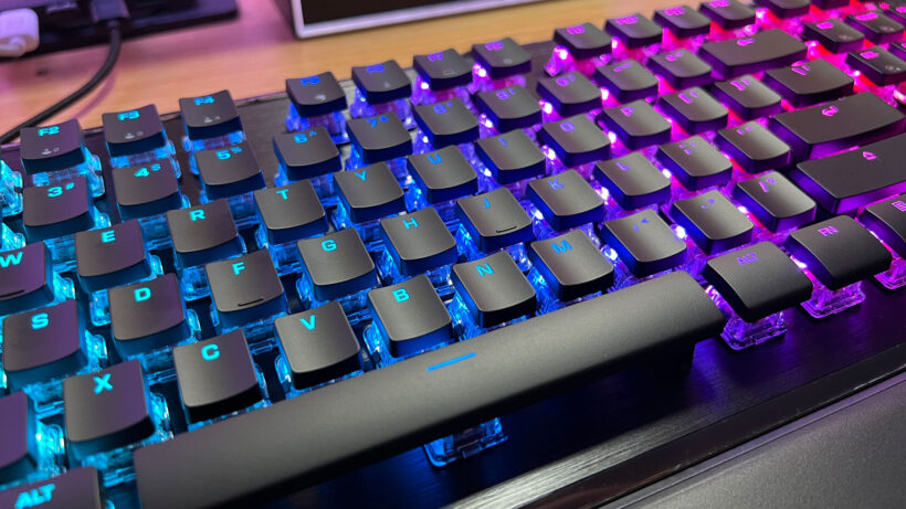 Roccat Vulcan II с равномерной подсветкой.
