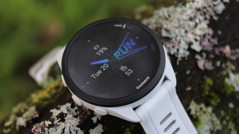 Garmin Forerunner 165, прислоненный к дереву