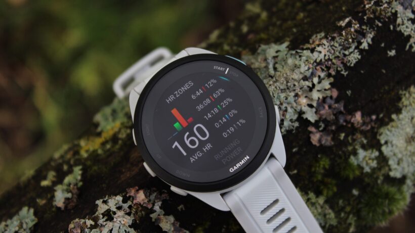 Garmin Forerunner 165, установленный под углом на дереве: зоны сердечного ритма