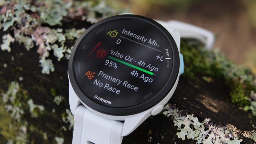 Garmin Forerunner 165, снятый под углом во время спуска по лесу