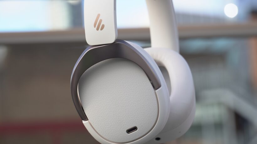 Деталь боковой части наушников Edifier WH590NB