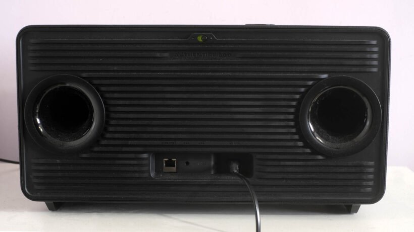 Вид сзади на JBL Authentics 500. Акустическая система JBL Authentics 500 с портом и кабелем питания.
