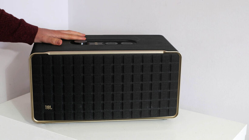 JBL Authentics 500 на столе. Ручная регулировка громкости на колонке JBL Authentics 500.