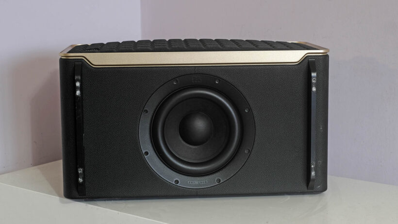 Низкочастотный динамик JBL Authentics 500 с направленностью вниз. Акустическая система JBL Authentics 500 на белой поверхнос…